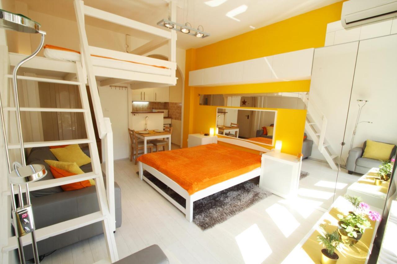 Sunny Studio With Balcony In Party District Budapest Esterno foto