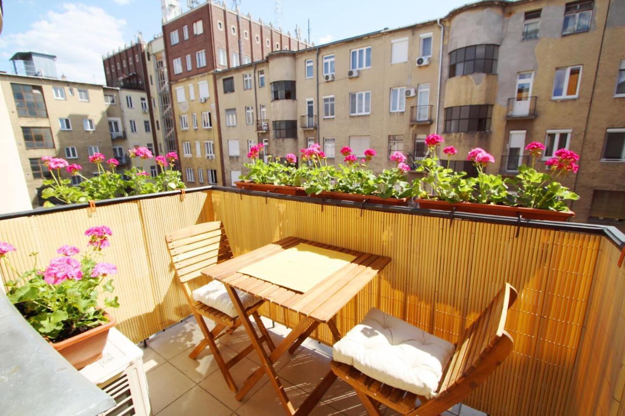Sunny Studio With Balcony In Party District Budapest Esterno foto