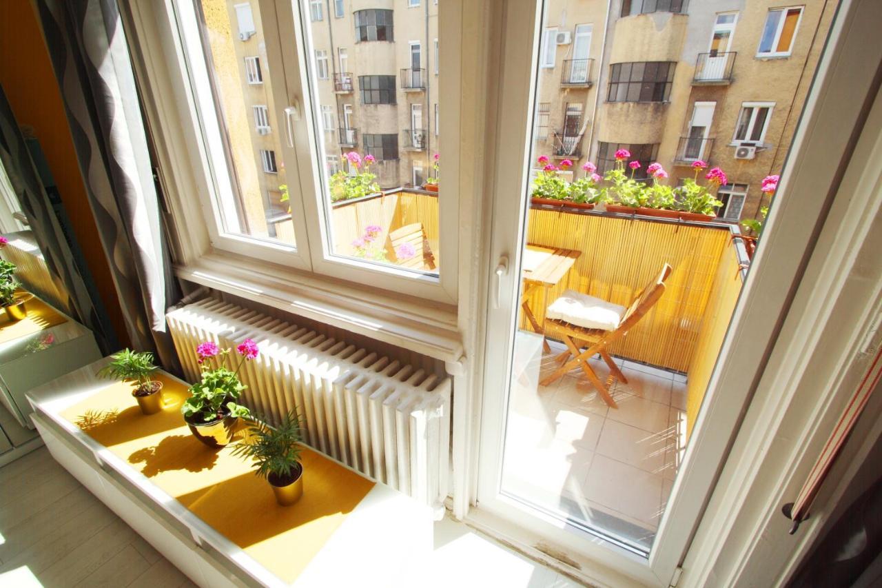 Sunny Studio With Balcony In Party District Budapest Esterno foto