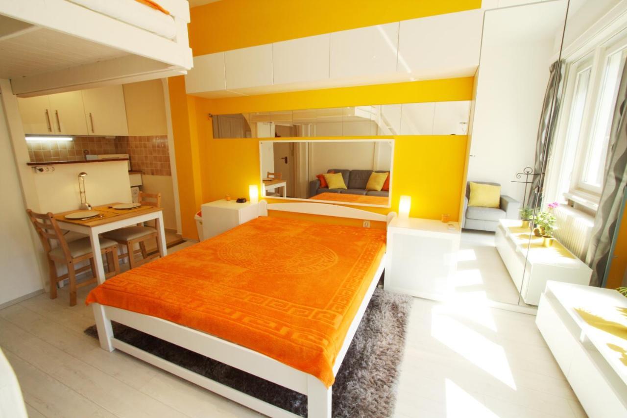 Sunny Studio With Balcony In Party District Budapest Esterno foto