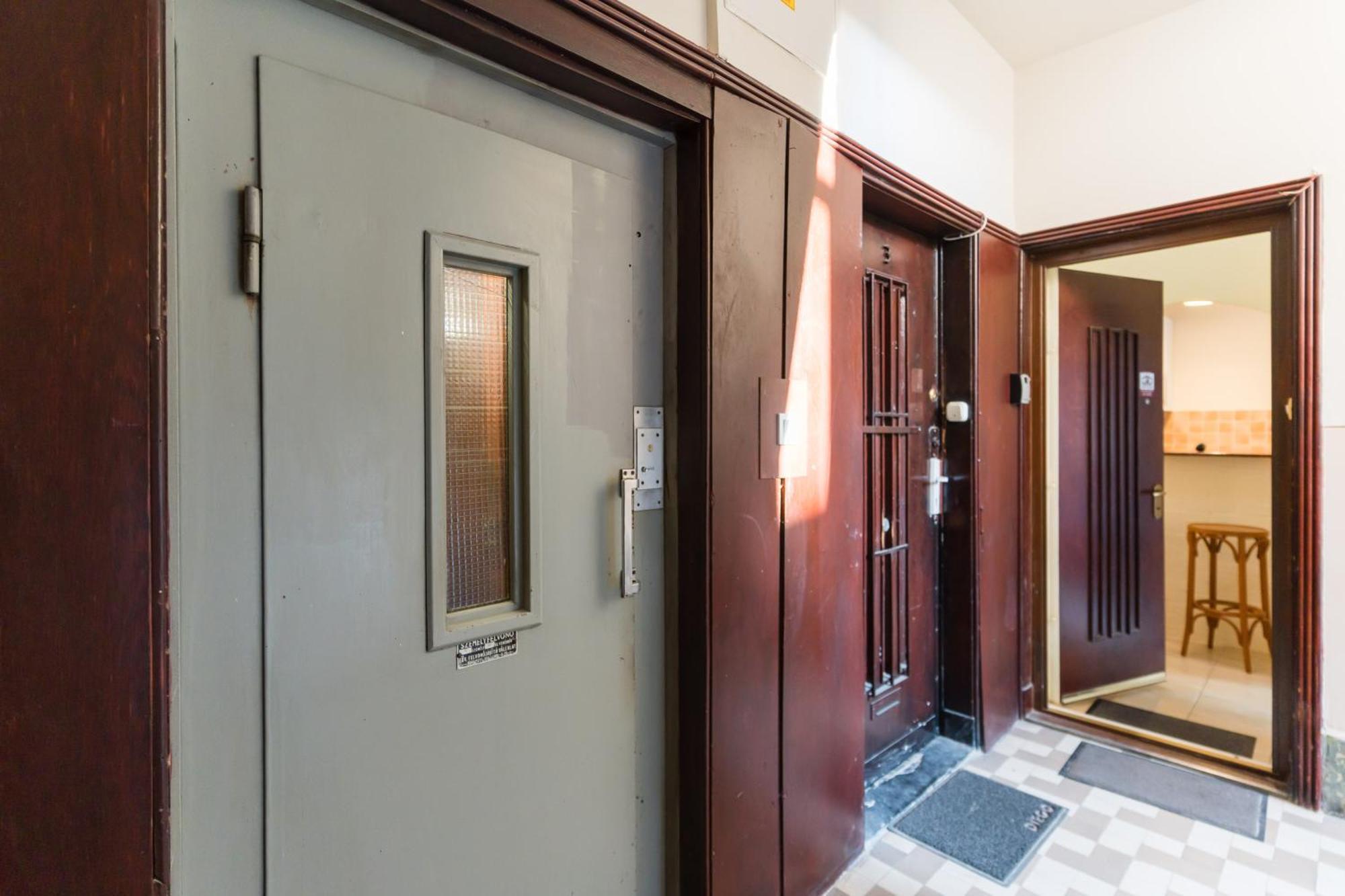 Sunny Studio With Balcony In Party District Budapest Esterno foto