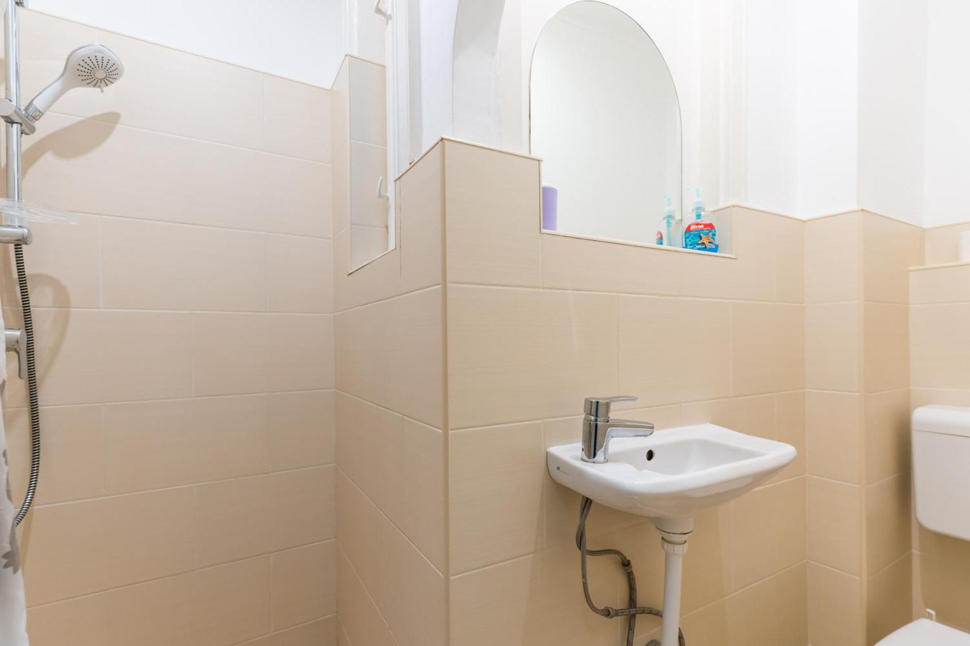 Sunny Studio With Balcony In Party District Budapest Esterno foto