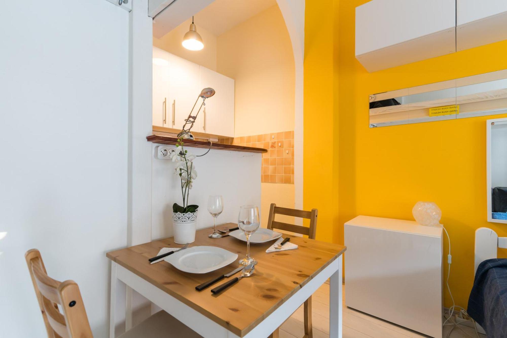 Sunny Studio With Balcony In Party District Budapest Esterno foto